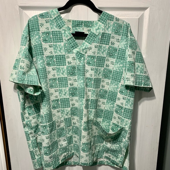 Mint green scrub shirt - Picture 1 of 3